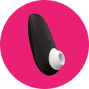 Schwarzes ergonomisches Gerät mit weißem Silikonaufsatz auf pinkem Hintergrund – zu den Womanizer Einstiegs-Produkten.